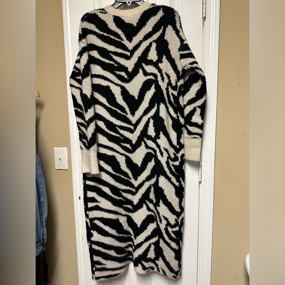 Express Zebra Print Duster - Picture 4 of 6
